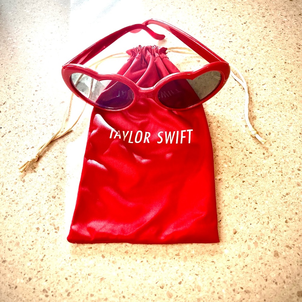 NEW Official Merch - Taylor Swift “22” Music Video Heart Sunglasses